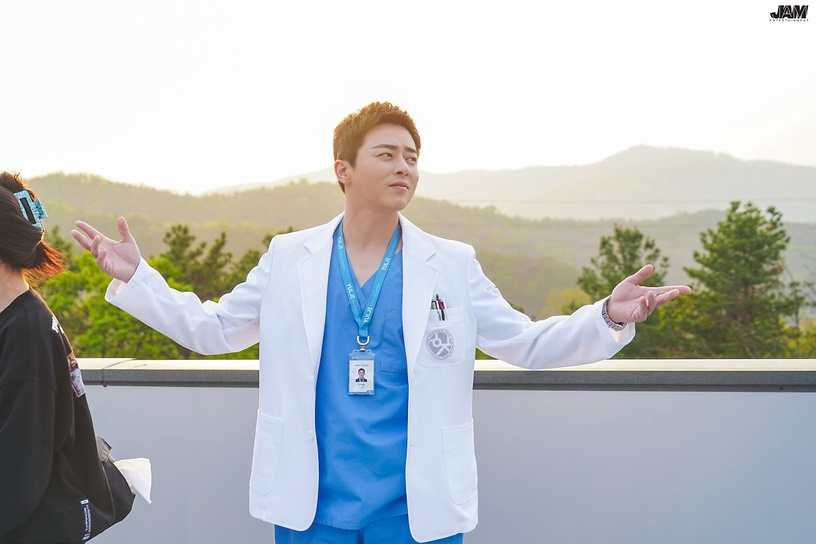 關於《機智醫生生活》曹政奭的6件事!愛即興演出、自己加戲,是演藝圈新好男人代表