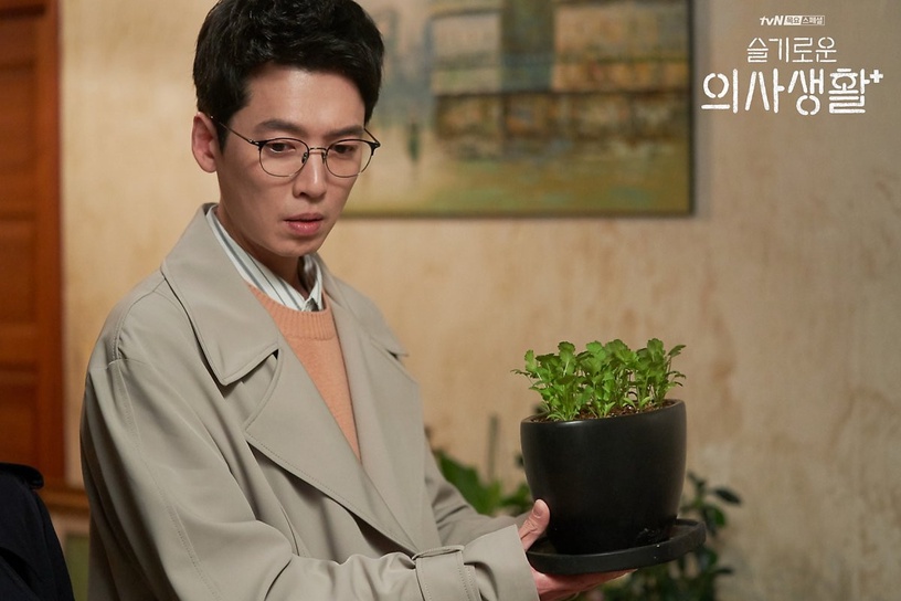 Netflix《機智醫生生活2》白亨道竟然是他?5大最新彩蛋解析,羽朱的畫藏魔鬼細節,暗示翊頌關係?