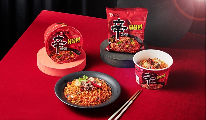 辛拉麵變乾麵!農心推出首款「辛炒麵」,無湯辣度翻倍,還有可愛辛字魚板好吸睛