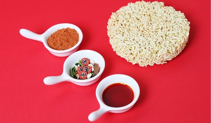辛拉麵變乾麵!農心推出首款「辛炒麵」,無湯辣度翻倍,還有可愛辛字魚板好吸睛