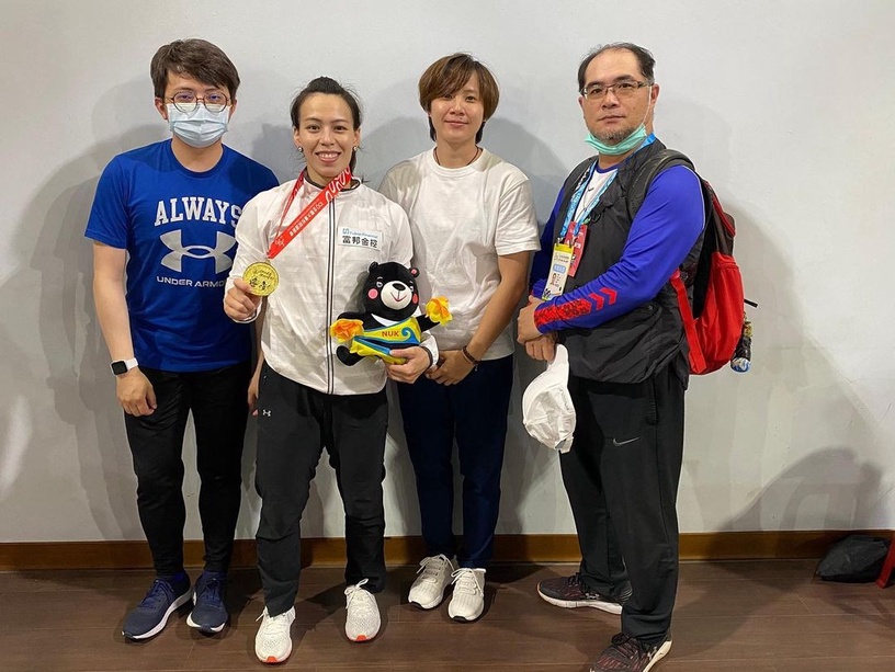 2021東京奧運/郭婞淳奪金幕後太好哭!曾窮到住工寮、遭140kg槓鈴壓傷,她撐的不是重量,是夢想和家