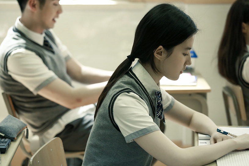 網議陸劇「超強初戀感的校園女神」TOP 1:劉亦菲 飾演 電影《致青春,原來你還在這裡》蘇韻錦