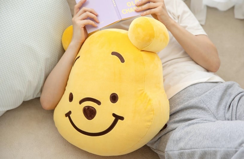 維尼控必收!超巨「維尼大頭抱枕」療癒登場,47cm超大維尼造型抱枕,抱在懷裡有夠療癒