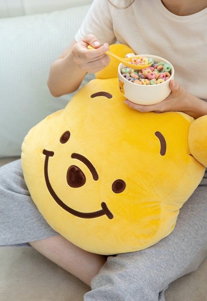 維尼控必收!超巨「維尼大頭抱枕」療癒登場,47cm超大維尼造型抱枕,抱在懷裡有夠療癒