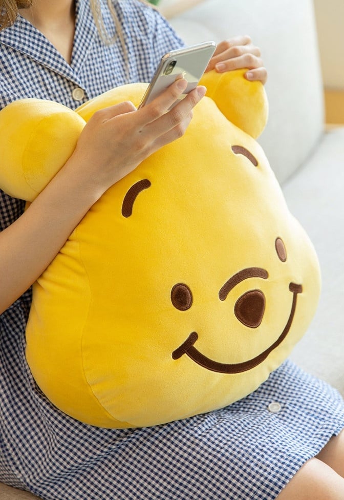 維尼控必收!超巨「維尼大頭抱枕」療癒登場,47cm超大維尼造型抱枕,抱在懷裡有夠療癒