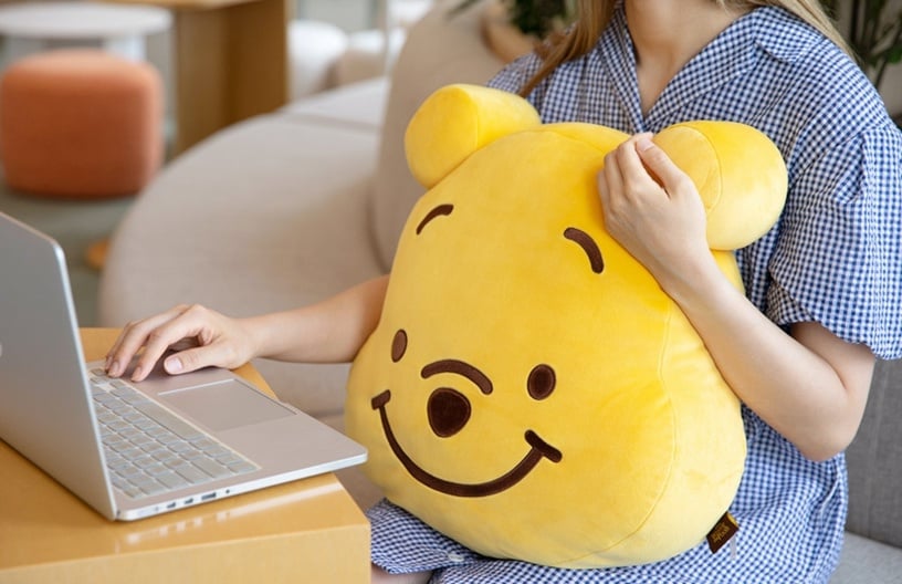 維尼控必收!超巨「維尼大頭抱枕」療癒登場,47cm超大維尼造型抱枕,抱在懷裡有夠療癒
