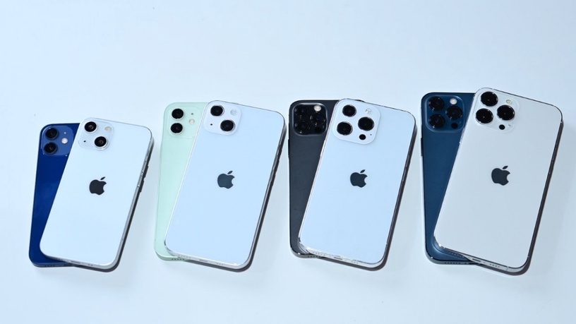 iPhone 13寶寶藍來了?實體顏色曝光美炸天,三眼怪變大小眼,網友:「強迫症受不了」