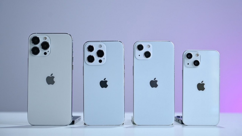 iPhone 13寶寶藍來了?實體顏色曝光美炸天,三眼怪變大小眼,網友:「強迫症受不了」