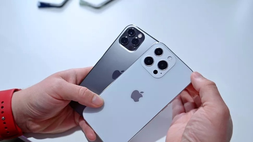 iPhone 13寶寶藍來了?實體顏色曝光美炸天,三眼怪變大小眼,網友:「強迫症受不了」