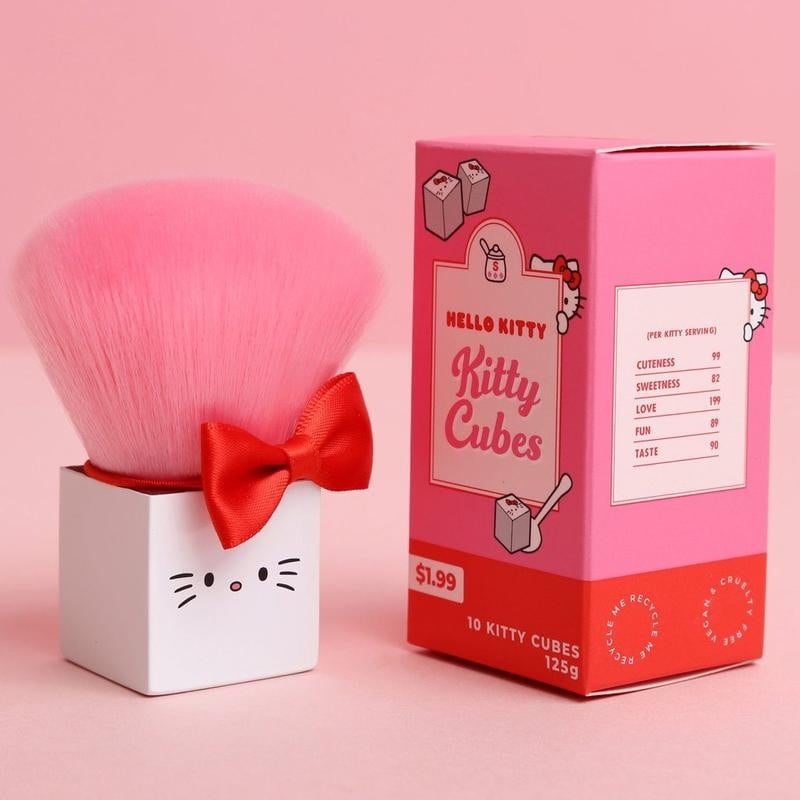 Hello Kitty粉必收!「草莓牛奶Kitty刷具組」粉嫩來襲,蜜粉刷、牛奶盒化妝包都萌爆