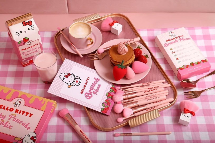英國刷具品牌Spectrum Collections驚喜推出超粉嫩「草莓牛奶Kitty刷具組」！