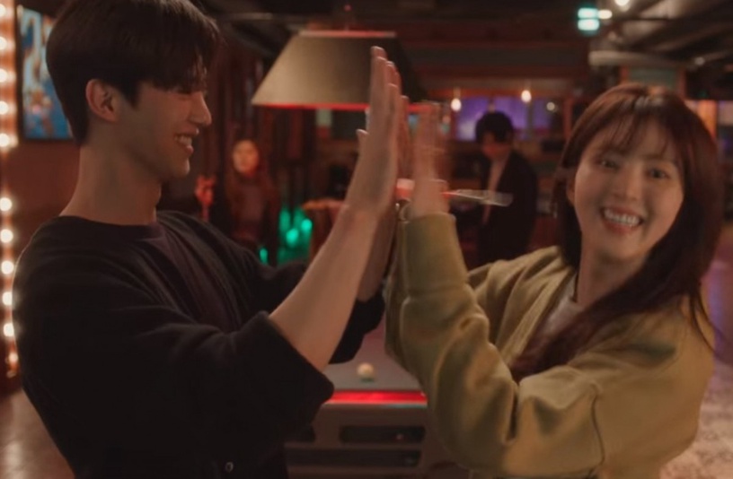 Netflix《無法抗拒的他》宋江8大撩妹招式!肢體接觸&酒吧搭訕有玄機?網:到底看夠蝴蝶了沒?