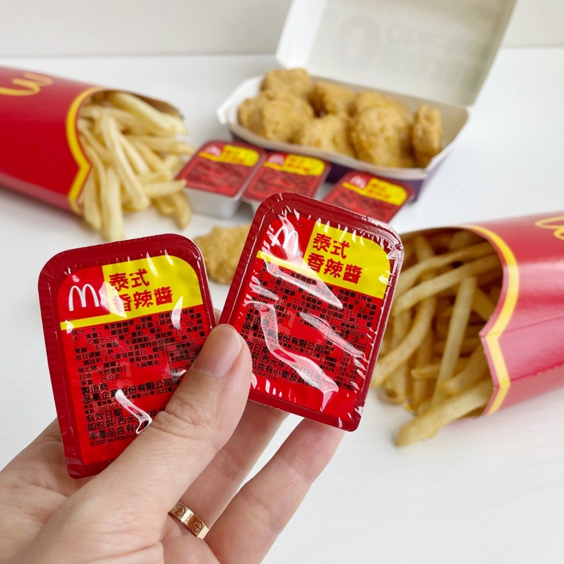 麥當勞泰式香辣醬現身啦!微辣+蒜味搭配雞塊吃超對味,加碼預告蜂蜜芥末醬也要回來了