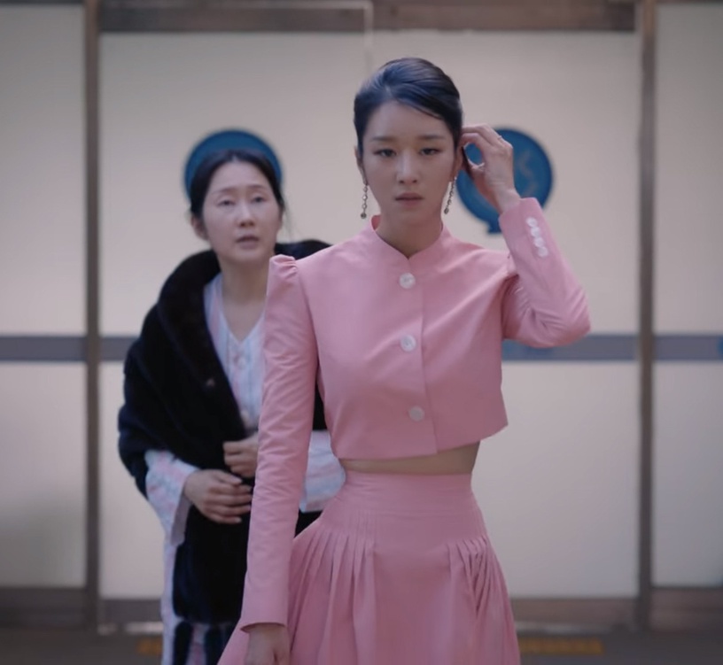 腰瘦到逆天的女星!《上流戰爭》41歲金素妍腰比恩星還細?她51cm細腰和別人頭圍一樣大