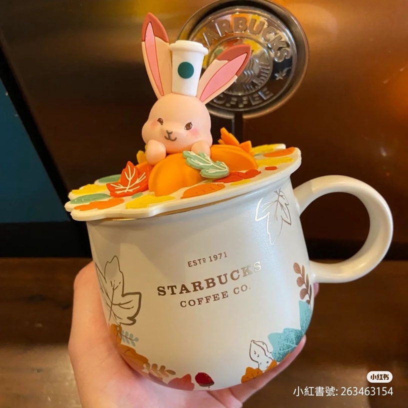 星巴克「中秋新品」超萌登場!毛絨月兔包粉絲必收,秋日小狐狸、松果刺蝟杯可愛破表