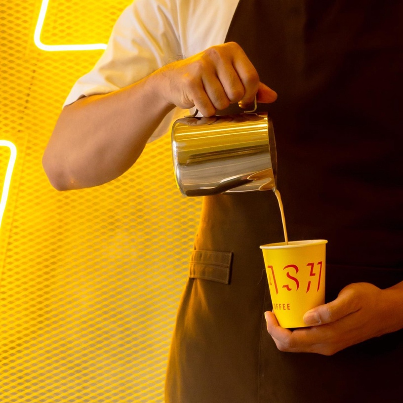 新加坡連鎖Flash Coffee台灣首店!喝得到檸檬氣泡咖啡、OREO牛奶冰,鮮黃店裝這天開幕