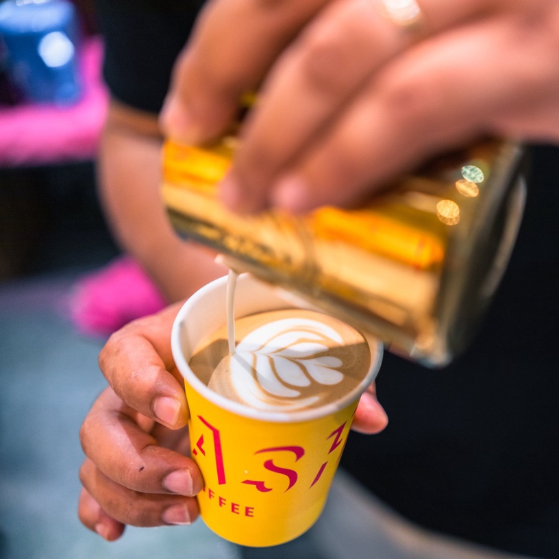 新加坡連鎖Flash Coffee台灣首店!喝得到檸檬氣泡咖啡、OREO牛奶冰,鮮黃店裝這天開幕