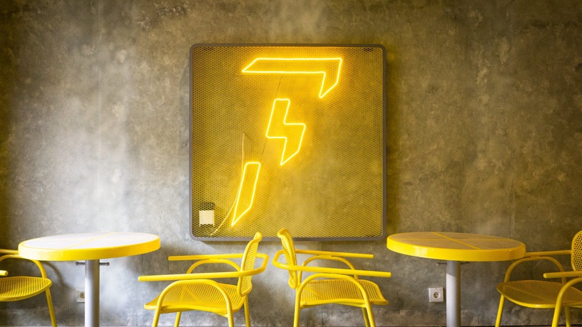 新加坡連鎖Flash Coffee台灣首店!喝得到檸檬氣泡咖啡、OREO牛奶冰,鮮黃店裝這天開幕