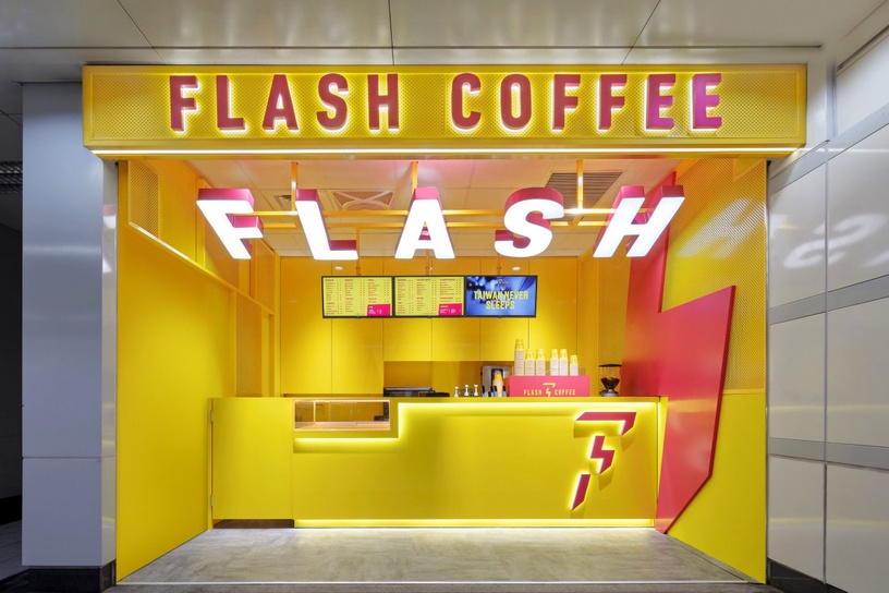 新加坡連鎖Flash Coffee台灣首店!喝得到檸檬氣泡咖啡、OREO牛奶冰,鮮黃店裝這天開幕
