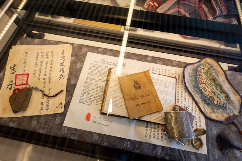 《斯卡羅》影像展在屏東!李仙得地圖、蝶妹戲服全展出,還有「斯卡羅聯名口罩」預購中