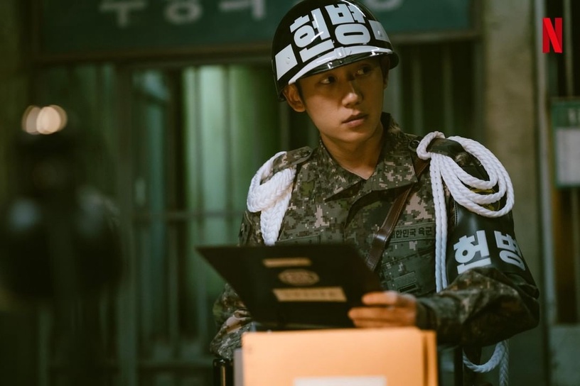 關於《D.P逃兵追緝令》丁海寅的6件事!被封為「國民年下男」,曾因巧克力腹肌登熱搜