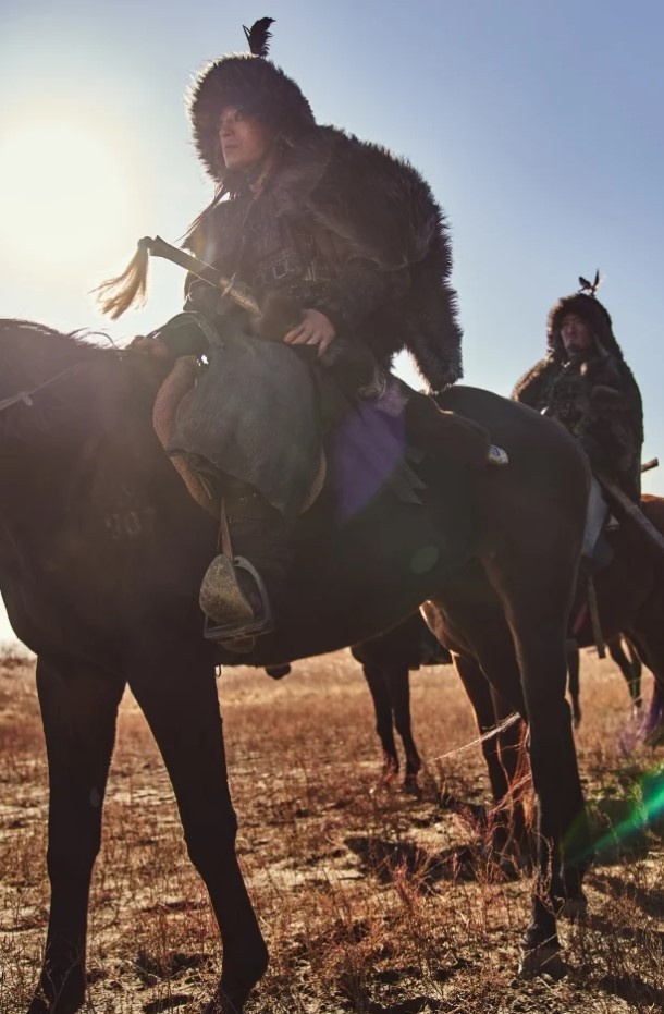 Netflix韓劇《D.P:逃兵追緝令》好多熟面孔!她和秀智好像,還隱藏《雅信傳》首領&《機醫》政源哥!