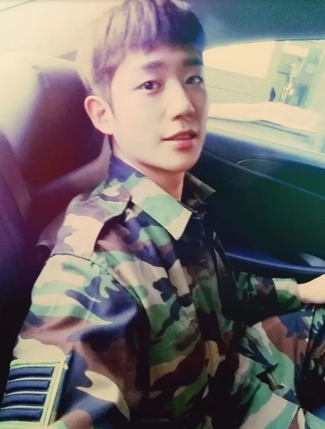 《D.P》丁海寅6年前後軍裝照都沒變!韓劇男神軍裝舊照,金宣虎原來曾是論山訓練所助教!