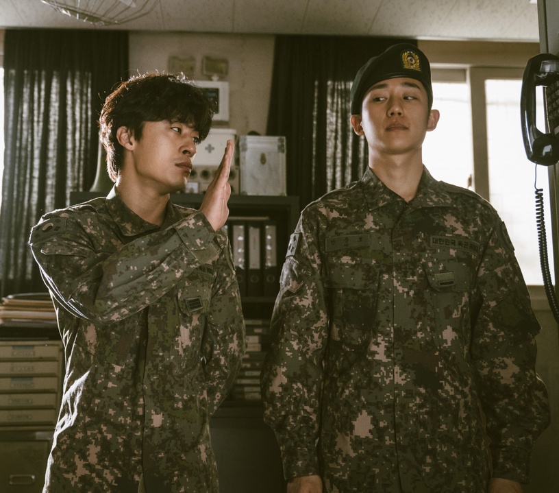 《D.P》丁海寅6年前後軍裝照都沒變!韓劇男神軍裝舊照,金宣虎原來曾是論山訓練所助教!