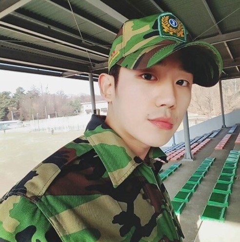 《D.P》丁海寅6年前後軍裝照都沒變!韓劇男神軍裝舊照,金宣虎原來曾是論山訓練所助教!