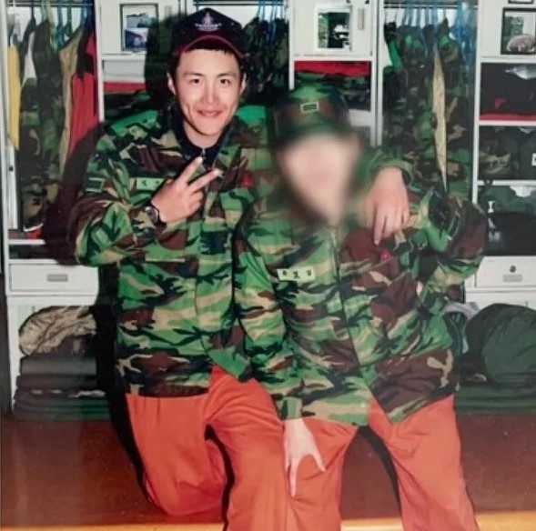 《D.P》丁海寅6年前後軍裝照都沒變!韓劇男神軍裝舊照,金宣虎原來曾是論山訓練所助教!