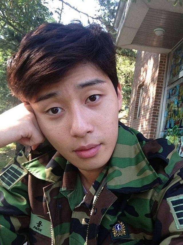 《D.P》丁海寅6年前後軍裝照都沒變!韓劇男神軍裝舊照,金宣虎原來曾是論山訓練所助教!