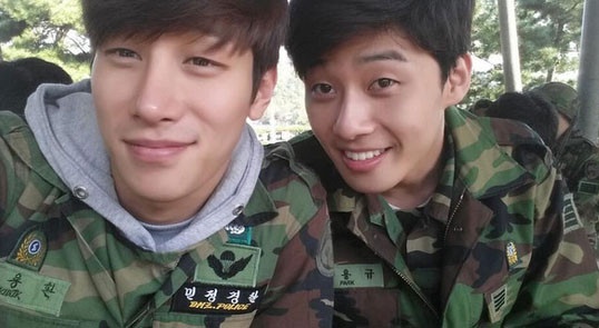 《D.P》丁海寅6年前後軍裝照都沒變!韓劇男神軍裝舊照,金宣虎原來曾是論山訓練所助教!