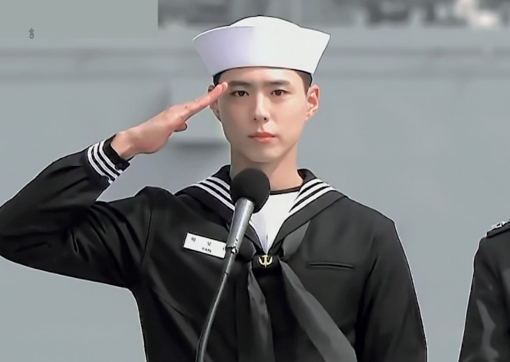 韓劇男神軍裝照!《D.P》丁海寅6年前童顏軍裝照爆紅,玄彬這套白軍服比《迫降》還帥?