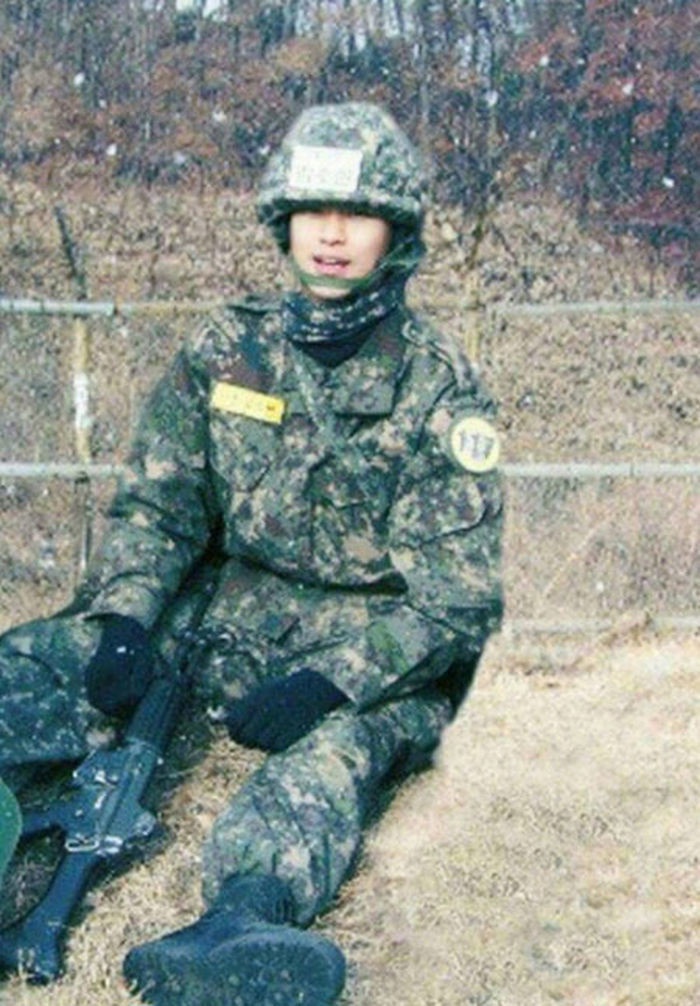 韓劇男神軍裝照!《D.P》丁海寅6年前童顏軍裝照爆紅,玄彬這套白軍服比《迫降》還帥?