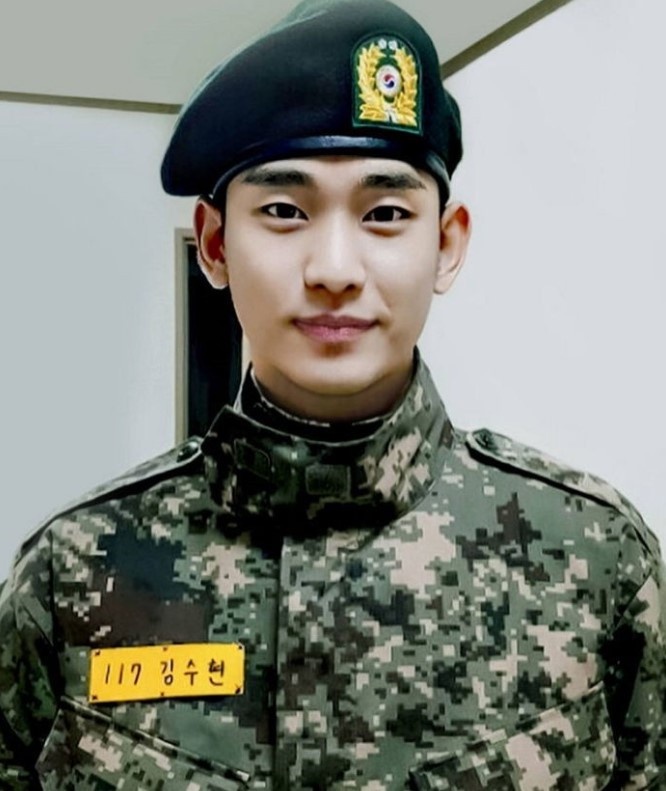 韓劇男神軍裝照!《D.P》丁海寅6年前童顏軍裝照爆紅,玄彬這套白軍服比《迫降》還帥?