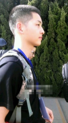 韓劇男神軍裝照!《D.P》丁海寅6年前童顏軍裝照爆紅,玄彬這套白軍服比《迫降》還帥?
