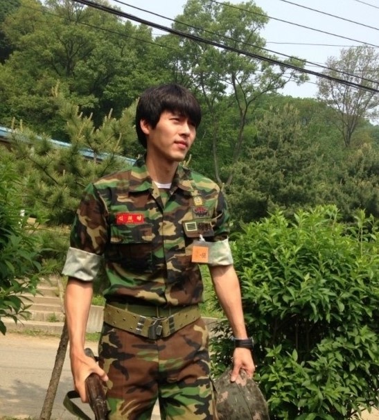 韓劇男神軍裝照!《D.P》丁海寅6年前童顏軍裝照爆紅,玄彬這套白軍服比《迫降》還帥?