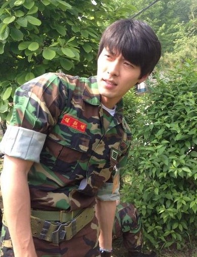 韓劇男神軍裝照!《D.P》丁海寅6年前童顏軍裝照爆紅,玄彬這套白軍服比《迫降》還帥?