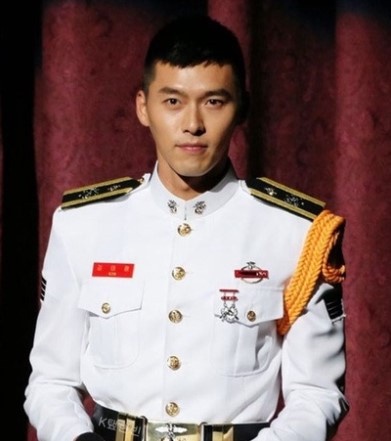韓劇男神軍裝照!《D.P》丁海寅6年前童顏軍裝照爆紅,玄彬這套白軍服比《迫降》還帥?