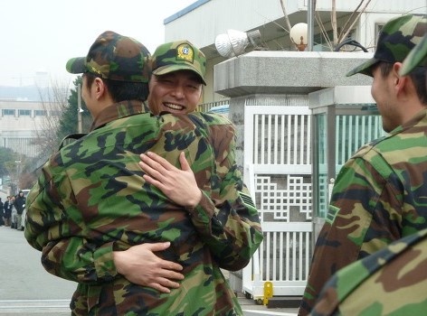 韓劇男神軍裝照!《D.P》丁海寅6年前童顏軍裝照爆紅,玄彬這套白軍服比《迫降》還帥?