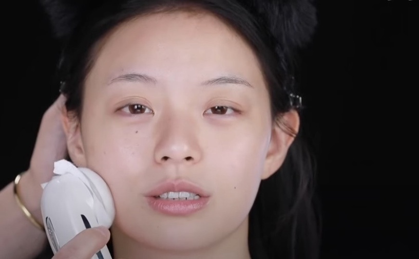 化妝師親授「趙麗穎仿妝」技巧!腮紅色「眼影下至」無辜感爆棚,圓臉這樣修容超顯瘦