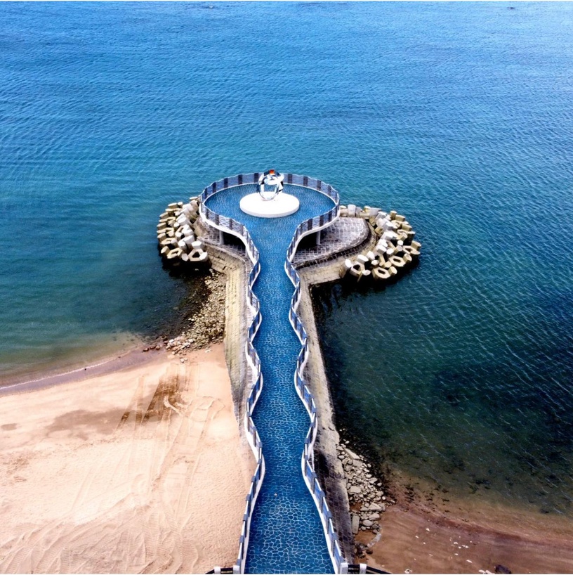 新北「芝蘭公園海上觀景平台」即將開放!水藍波浪長廊+大型婚戒,打造海上最美伸展台