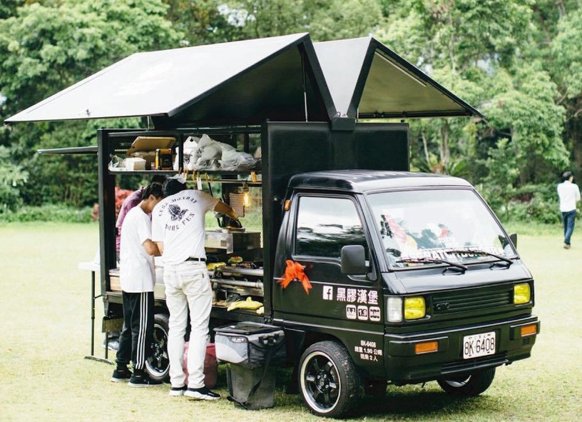 台北行動餐車推薦2:Skrabur 黑膠漢堡