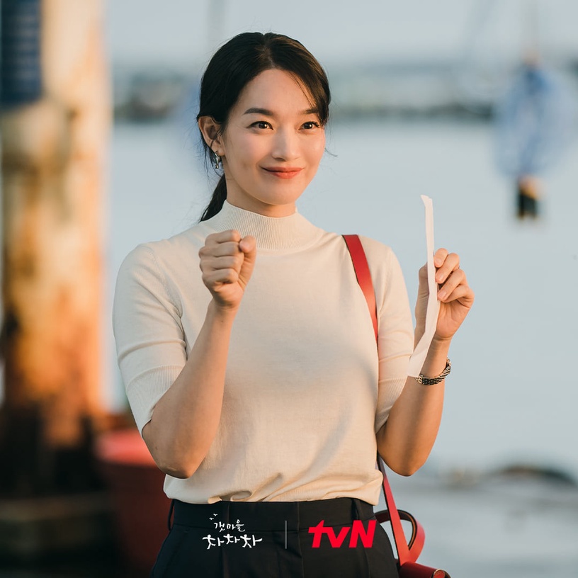 《海岸村恰恰恰》金宣虎登話題榜Top1!近期韓劇評價,《紅天機》特效被罵,這部最兩極