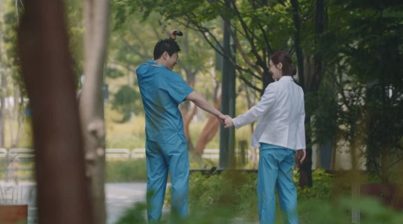 Netflix《機智醫生生活2》翊晙頌和隱藏高甜細節!不只頌和,翊晙也一見鍾情?接吻後這動作甜哭!