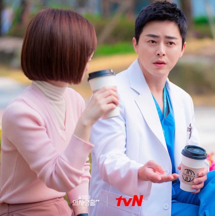 Netflix《機智醫生生活2》翊晙頌和隱藏高甜細節!不只頌和,翊晙也一見鍾情?接吻後這動作甜哭!