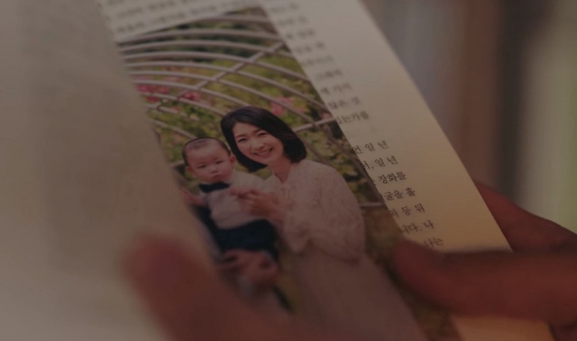 《海岸村恰恰恰》洪班長那5年去哪了?網猜他曾失去妻兒,照片被遮住的可能是他本人?