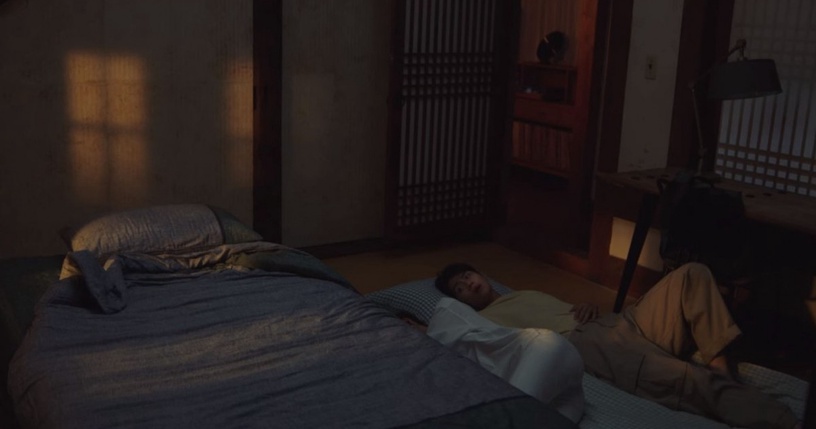 《海岸村恰恰恰》劇情秘密!金宣虎讀《湖濱散記》藏伏筆,片頭暗示兩人會離開公辰?