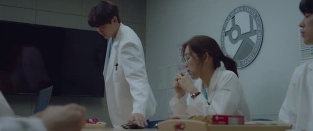 Netflix《機智醫生生活2》「知道也沒用」的10個細節彩蛋!翊晙是金牛座,大家為何都在頌和辦公室聚餐?