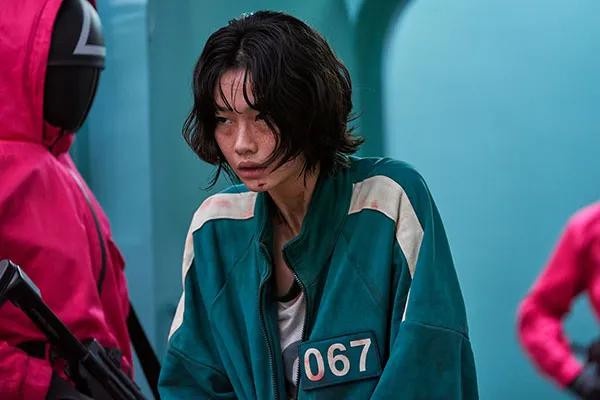 Netflix韓劇《魷魚遊戲》演員7大亮點!「脫北女」是李東輝女友,帥警魏嘏雋神似許光漢